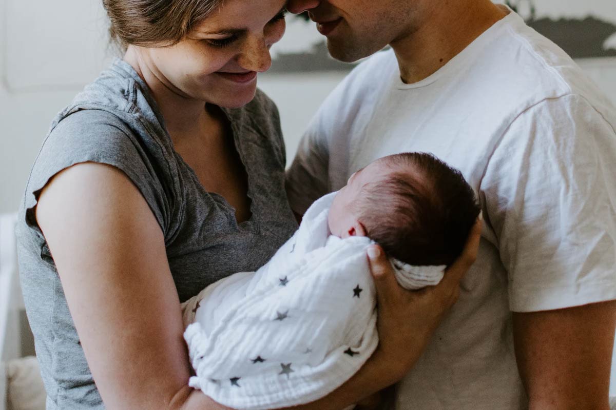 how to swaddle a baby