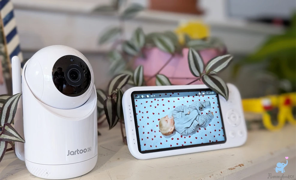 jartoo 2k baby monitor and camera on table